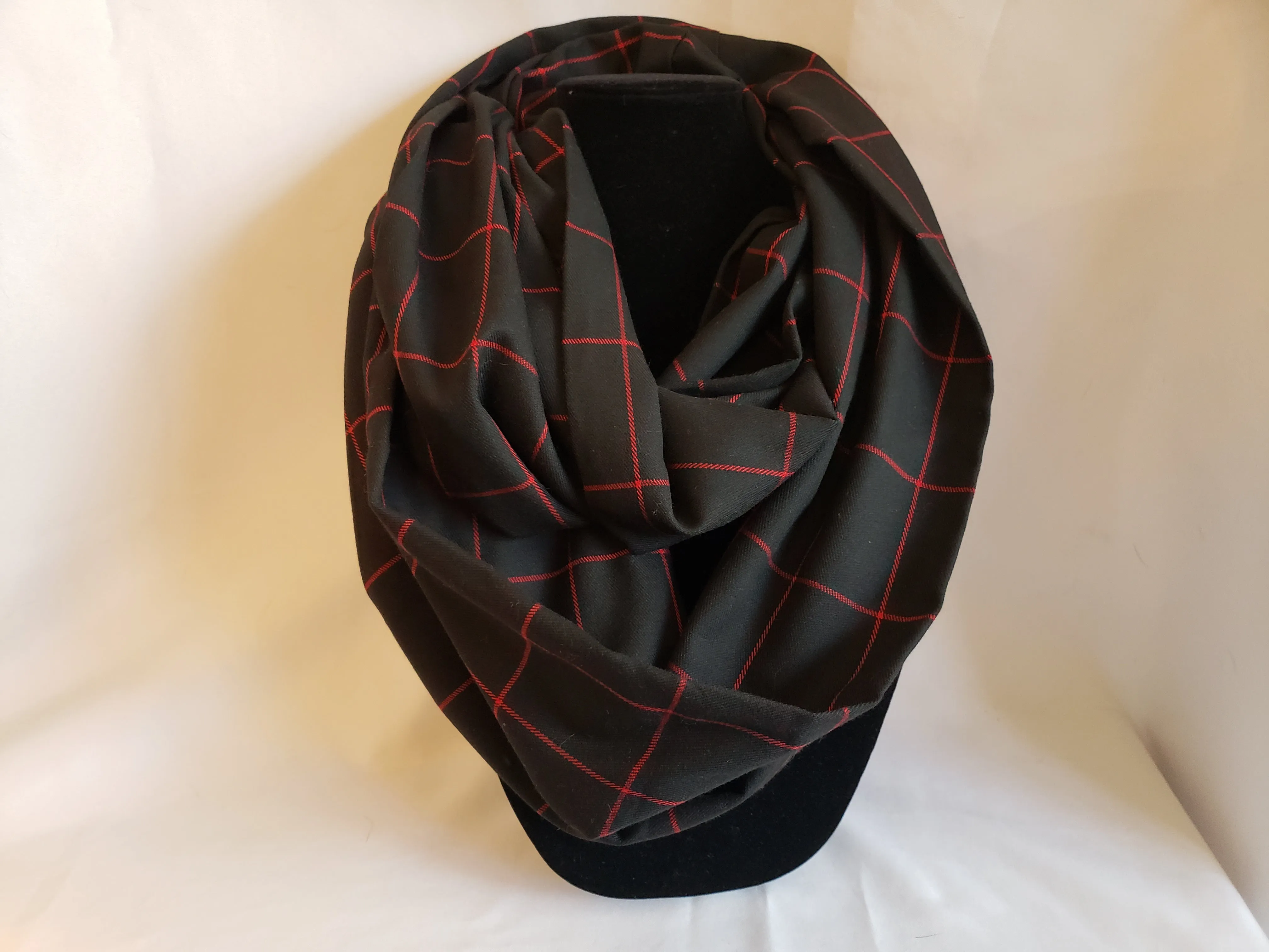 Medium-weight Infinity Scarf in Black & Red